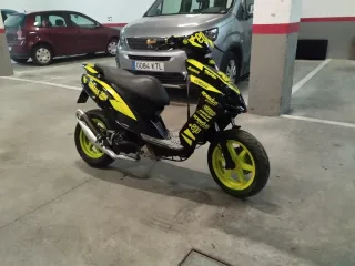 Yamaha jog Negra y Amarilla se vende o se cambia