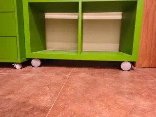 Mueble modular verde tipo Kallax y cajonera