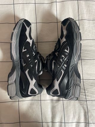 Zapatillas Asics Negras y Grises