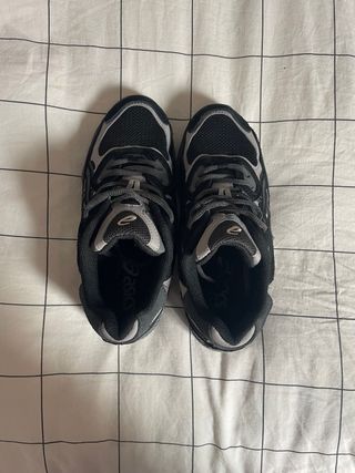 Zapatillas Asics Negras y Grises