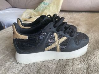 Zapatillas Munich negras y doradas