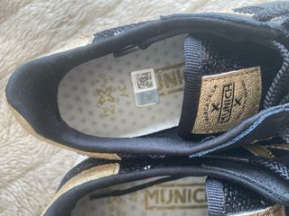 Zapatillas Munich negras y doradas