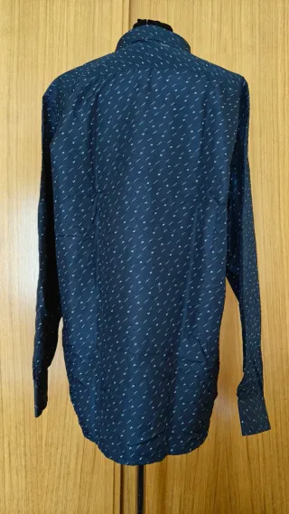 Camisa de hombre azul con estampado