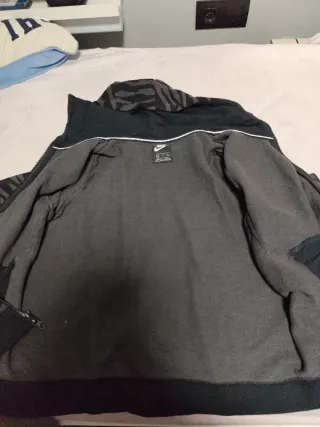 Sudadera Nike con cremallera y estampado