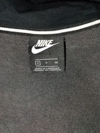 Sudadera Nike con cremallera y estampado