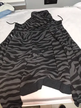 Sudadera Nike con cremallera y estampado