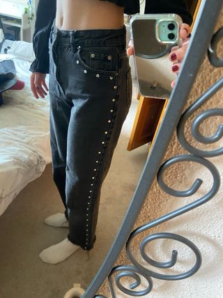 Vaqueros negros con tachuelas