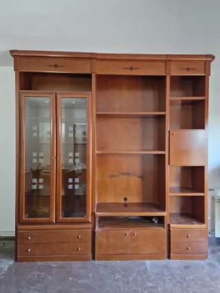 Mueble de comedor de madera y cristal