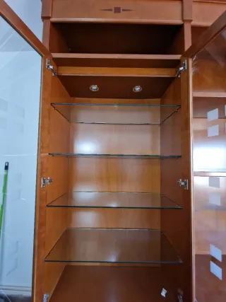 Mueble de comedor de madera y cristal