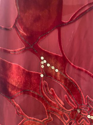 Chal elegante con lentejuelas y flecos