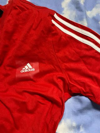 Camiseta Adidas Roja  Talla 15-16 equivale a una S