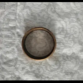 Pulsera dorada con diseño grabado