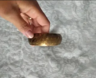 Pulsera dorada con diseño grabado