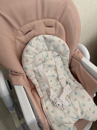 Trona de bebé rosa con cojín