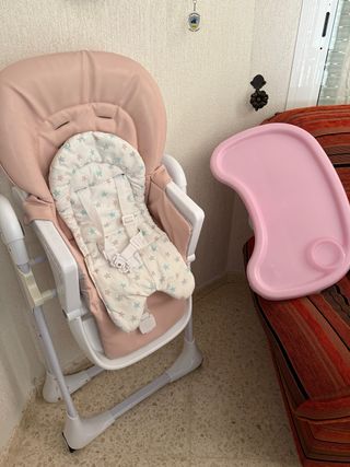 Trona de bebé rosa con cojín