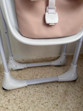 Trona de bebé rosa con cojín