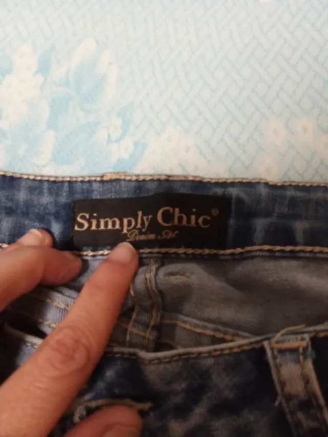 Pantalones vaqueros rotos con parches