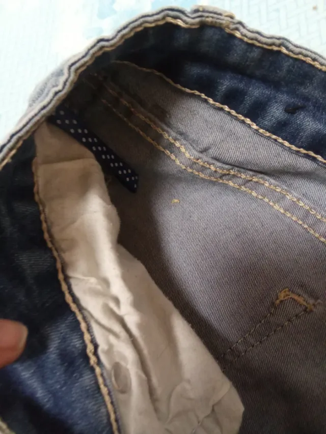 Pantalones vaqueros rotos con parches