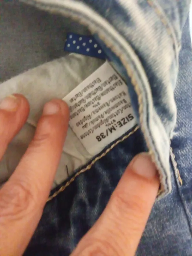 Pantalones vaqueros rotos con parches