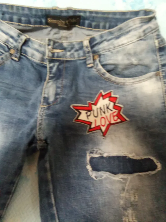 Pantalones vaqueros rotos con parches