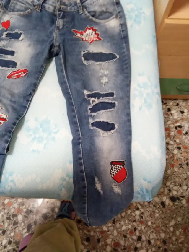 Pantalones vaqueros rotos con parches