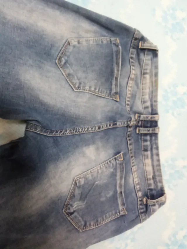 Pantalones vaqueros rotos con parches