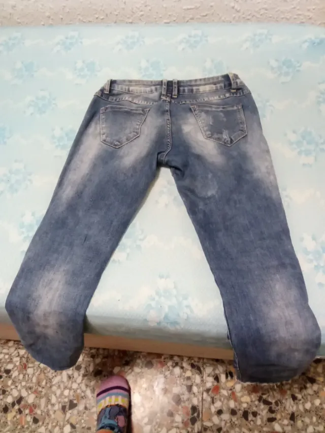 Pantalones vaqueros rotos con parches