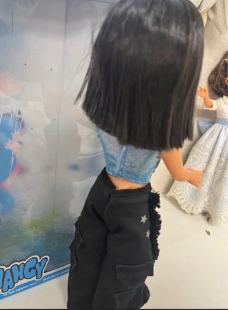 Nancy Aitana con certificado de autenticidad