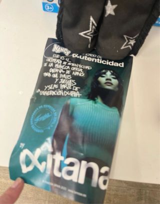 Nancy Aitana con certificado de autenticidad