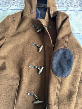 Parka Marrón con Capucha y Cierres de Madera