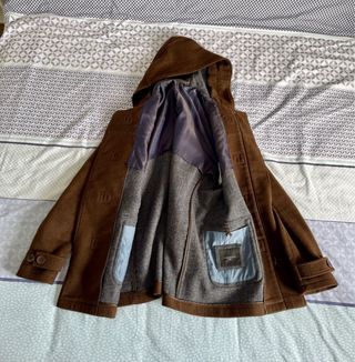 Parka Marrón con Capucha y Cierres de Madera