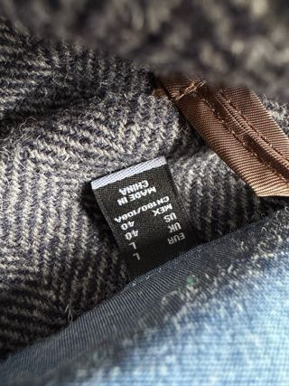 Parka Marrón con Capucha y Cierres de Madera