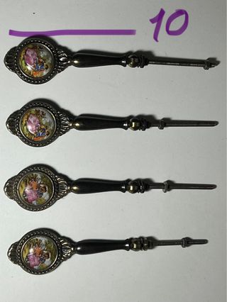 Tiradores antiguos de metal y porcelana