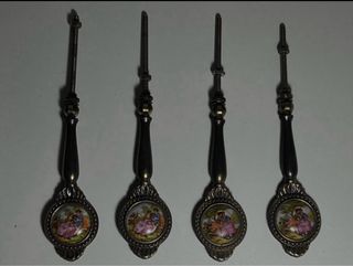 Tiradores antiguos de metal y porcelana