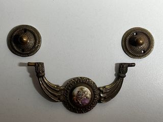 Tiradores antiguos de metal y porcelana