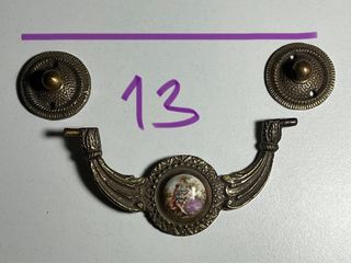 Tiradores antiguos de metal y porcelana