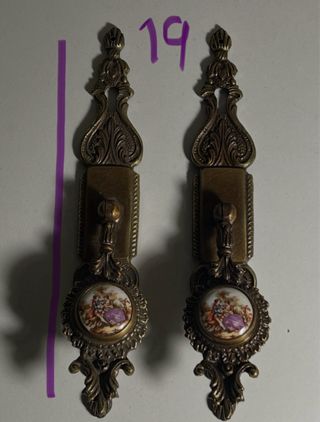 Tiradores antiguos de metal y porcelana