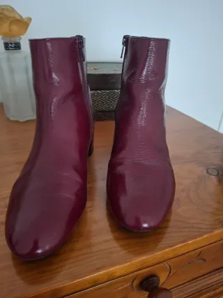 Botines de piel burdeos tacón medio