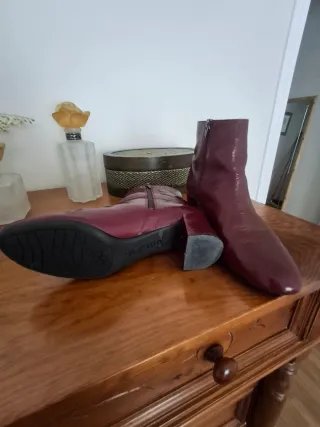 Botines de piel burdeos tacón medio