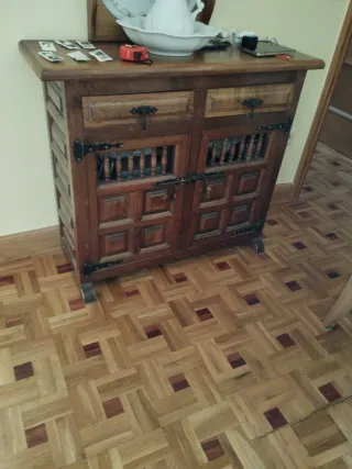 Mueble de madera estilo clásico