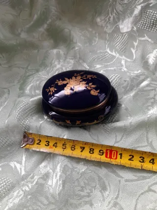 Antico portagioie blu con decori oro