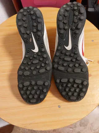 Zapatillas de fútbol Nike blancas y rojas