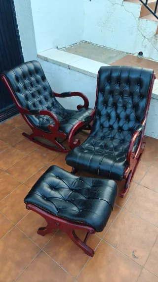 Sillones y reposapiés antiguos de cuero