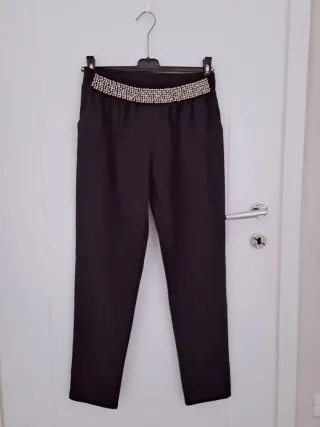 Pantaloni neri con cintura gioiello