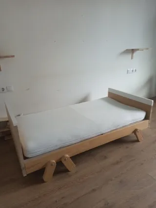 Cama infantil con colchón y barandilla