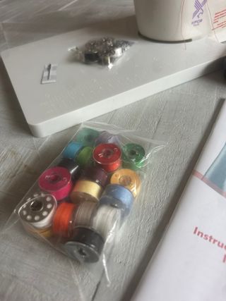 Mini Máquina de Coser con Pedal y accesorios