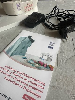 Mini Máquina de Coser con Pedal y accesorios