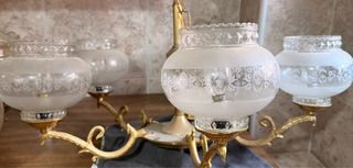 Lámpara de mesa dorada y cristal