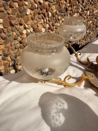 Lámpara de mesa dorada y cristal