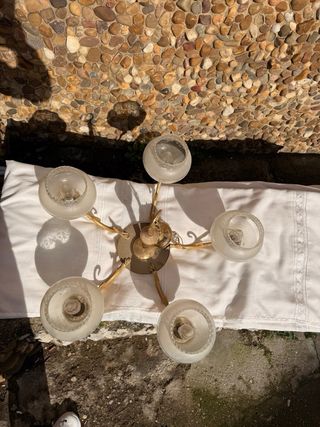 Lámpara de mesa dorada y cristal